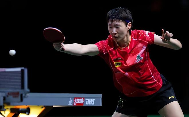 她展现出惊 她展现出惊