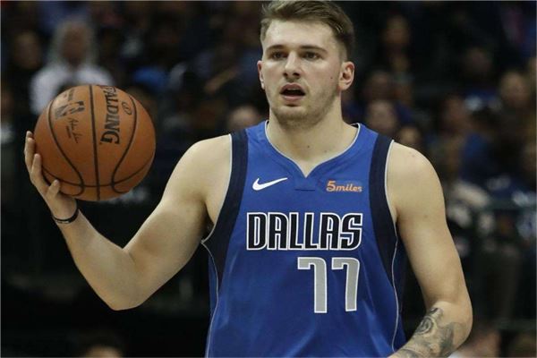 边后卫出球 边后卫出球